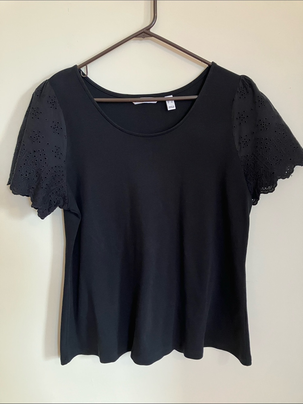 Isaac Mizrahi Black Puff Eyelet Short Sleeve Top